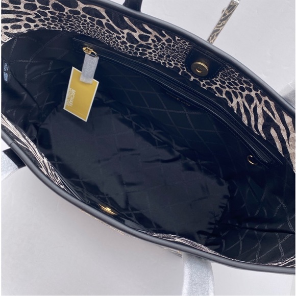 Michael Kors Carter Zebra Print Large
Open Tote Bag - Picture 6 of 11